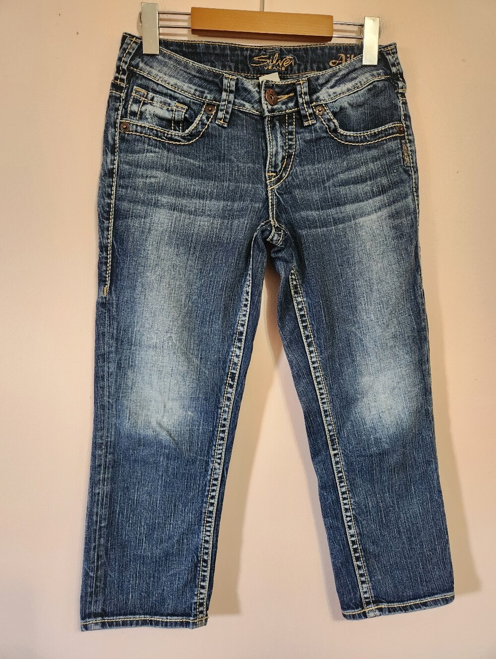 Silver Jeans Aiko Capri Y2K Thick Stitch Embroidered Distressed Denim Blue W25